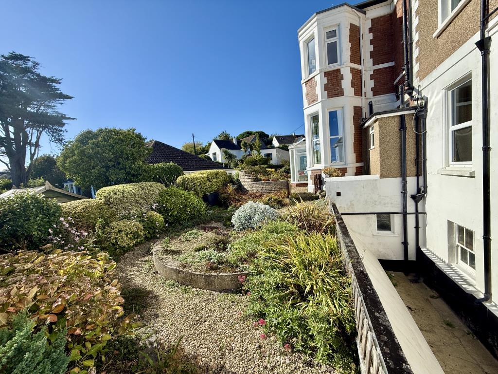 Lot: 65 - GROUND FLOOR TWO-BEDROOM FLAT CLOSE TO SEA - Further view of Flat 3's garden